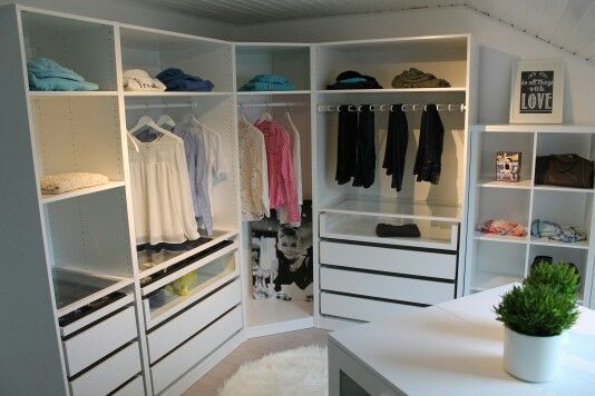 Begehbarer Kleiderschrank Ikea
 IKEA PAX is a girls best friend