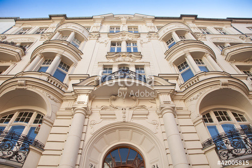 Berlin Wohnung Kaufen
 "Haus Altbau in Berlin Wohnung" Stockfotos und