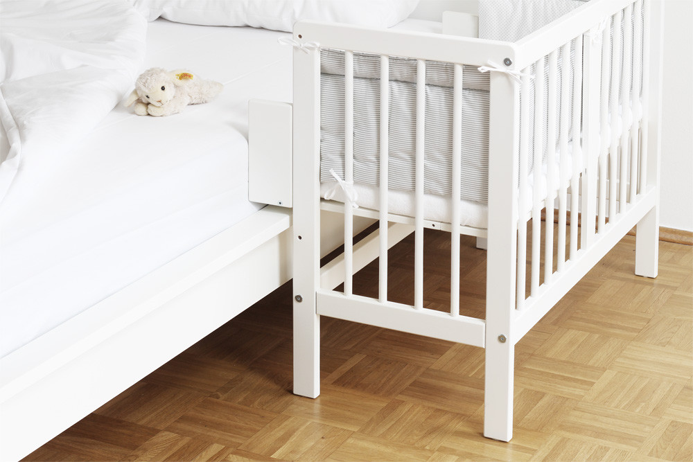 Bett Malm
 Dieses Baby Beistellbett passt auch an ein Ikea Malm Bett