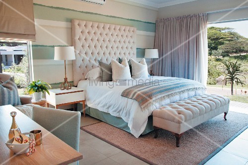 Bett Mit Gepolstertem Kopfteil
 Elegantes Bett mit gepolstertem Kopfteil – Bild kaufen
