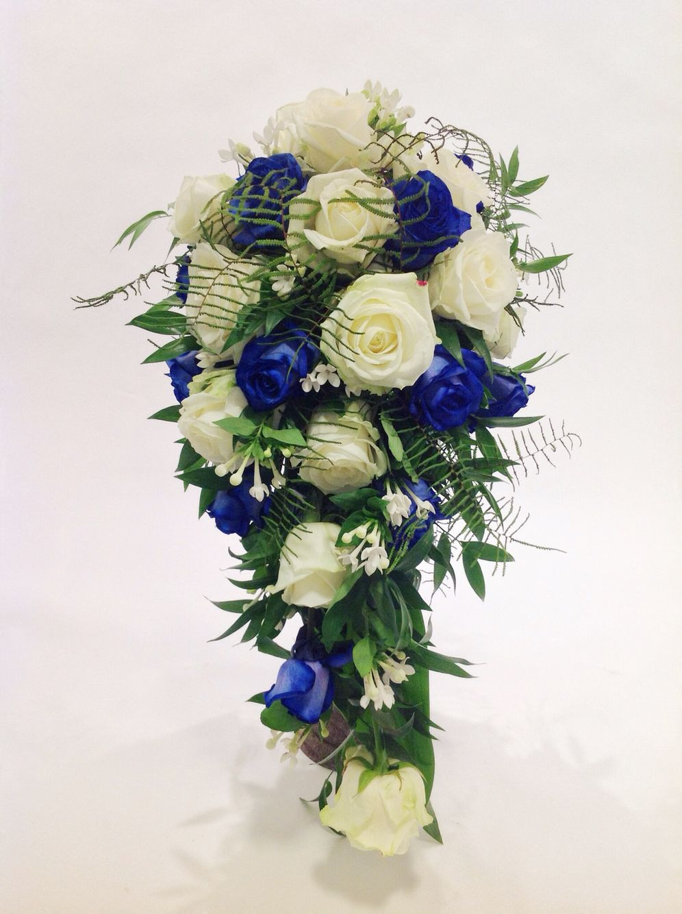 Blaue Blumen Hochzeit
 Brautstrauß blau weiß mit Rosen Bouvardia und Ruscus