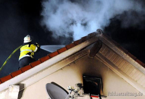 Blitzeinschlag Haus
 Blitzeinschlag Feuer zerstört Haus in Edelzell