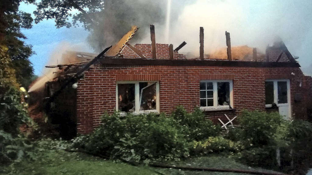 Blitzeinschlag Haus
 Reetdachhaus in Sottrum wird Opfer der Flammen nach