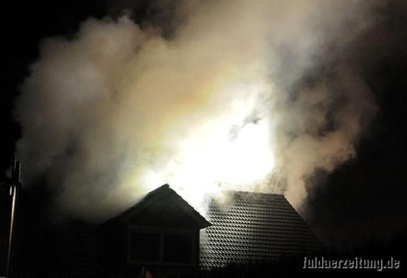 Blitzeinschlag Haus
 Blitzeinschlag Feuer zerstört Haus in Edelzell