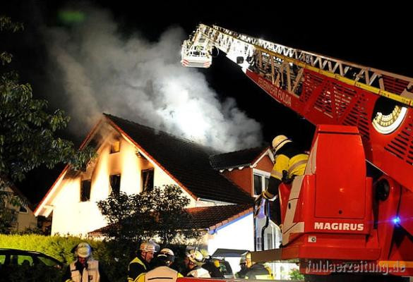 Blitzeinschlag Haus
 Blitzeinschlag Feuer zerstört Haus in Edelzell