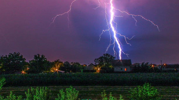 Blitzeinschlag Haus
 Überspannungsschäden durch Blitze So schützen Sie Ihr Haus