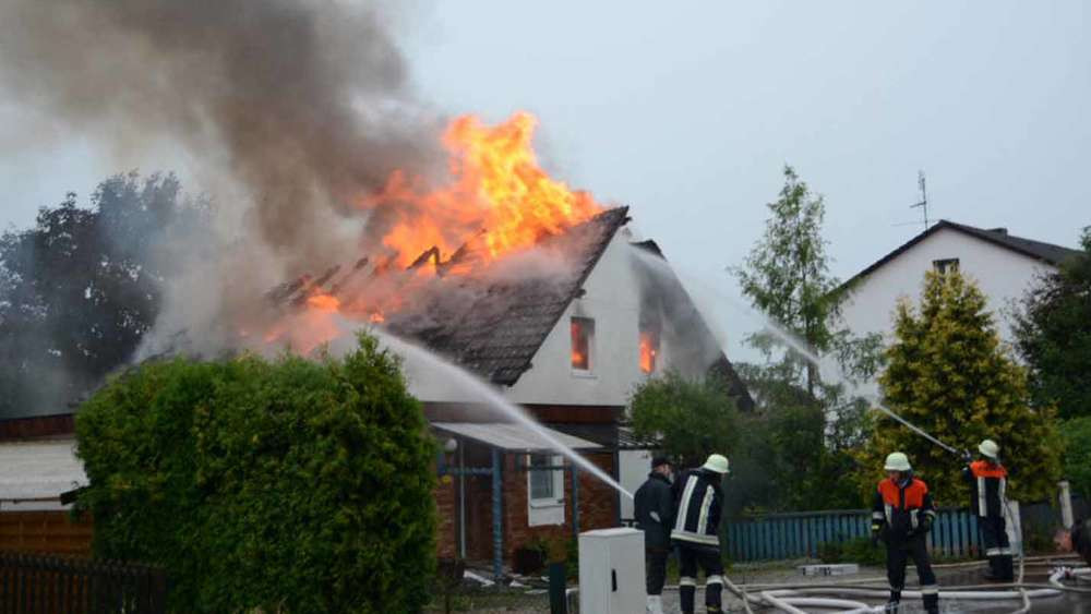 Blitzeinschlag Haus
 Haus nach Blitzeinschlag in Flammen wohl ein Toter