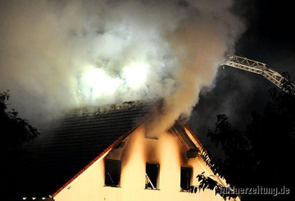 Blitzeinschlag Haus
 Blitzeinschlag Feuer zerstört Haus in Edelzell