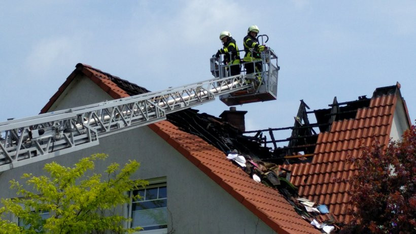 Blitzeinschlag Haus
 Nach Blitzeinschlag Haus brennt in Heiligendorf news38