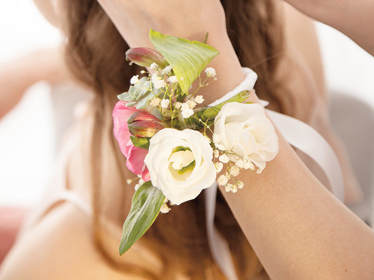 Blumen Armband Hochzeit
 Armreif aus frischen Blumen zur Hochzeit selber machen