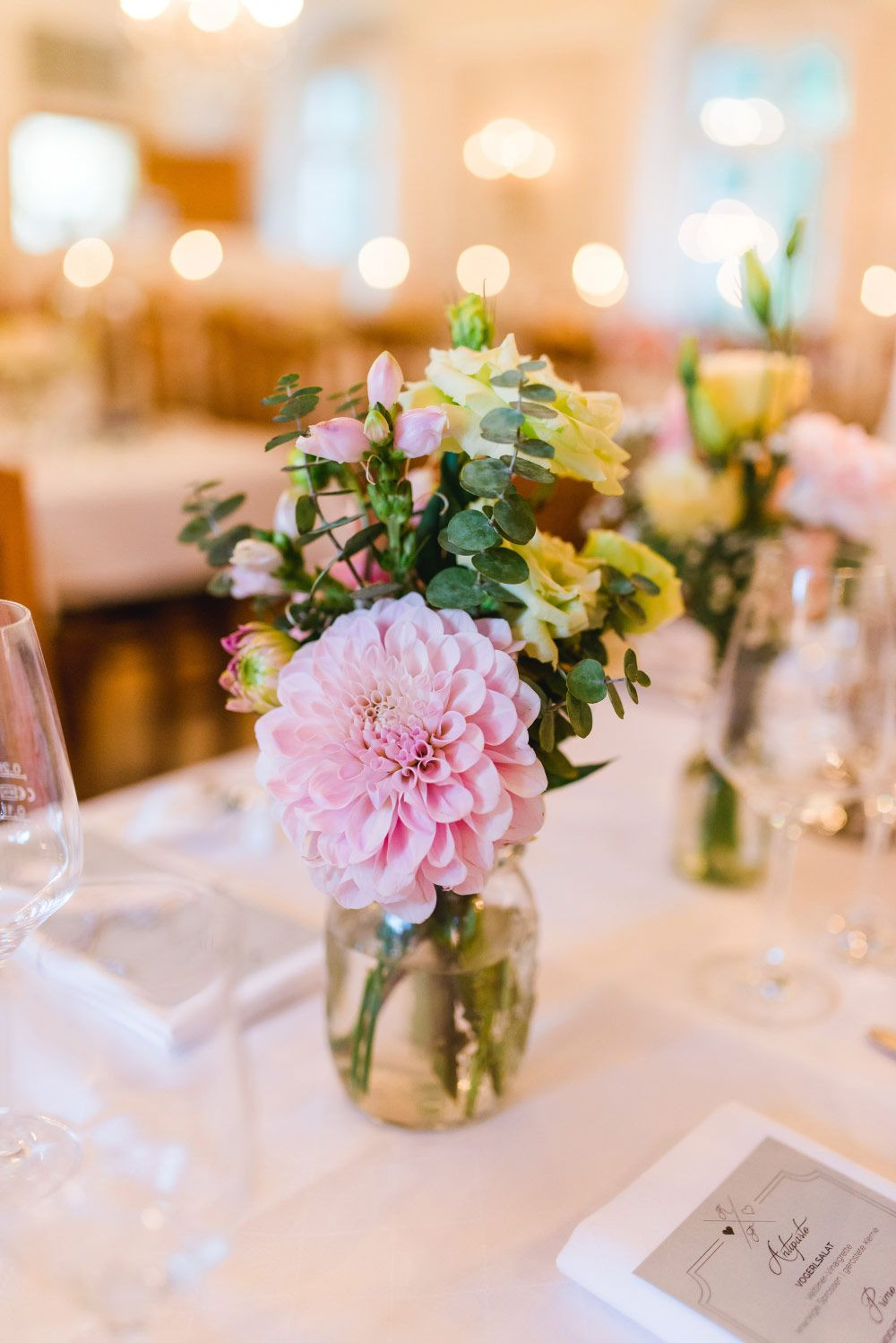 Blumen Für Hochzeit
 Tischdeko bei der Hochzeit für eine lange Tafel mit Blumen