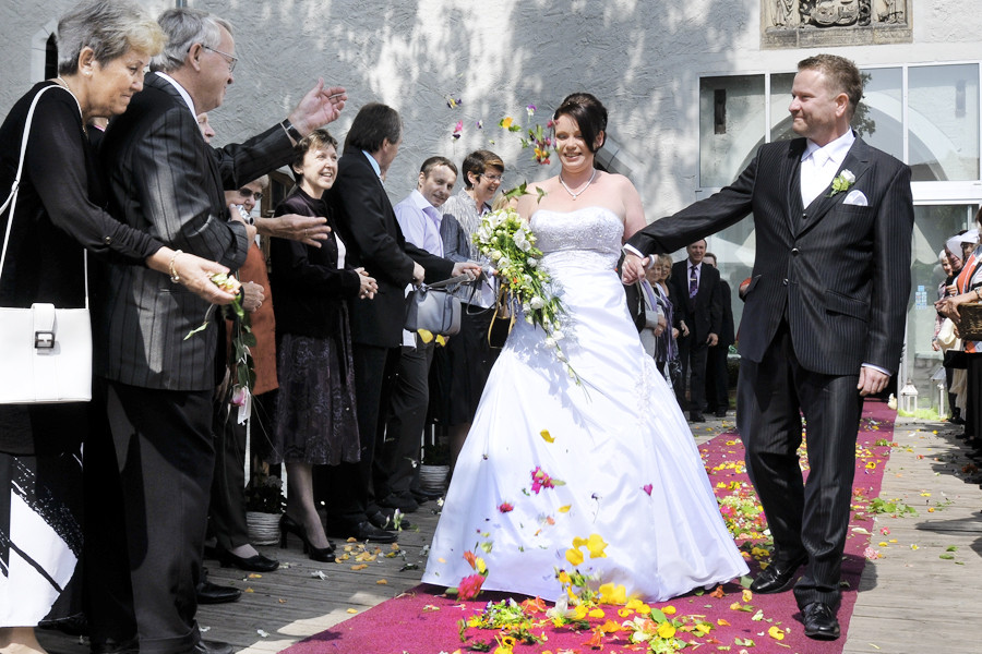 Blumen Streuen Hochzeit
 Hochzeitsbrauch Blumen streuen und Reis werfen