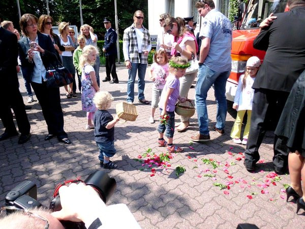 Blumen Streuen Hochzeit
 Bild 8 aus Beitrag Feuerwehrhochzeit des Jahres in Pattensen