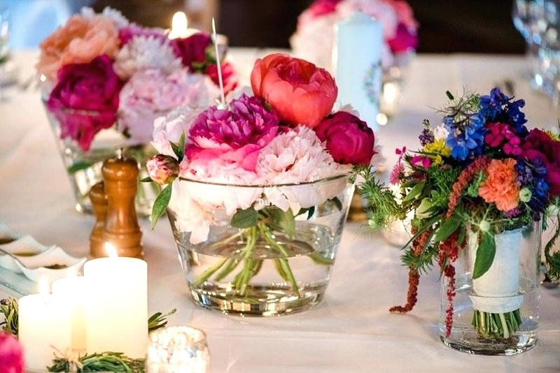 Blumendeko Hochzeit Kosten
 Gedeckter Tisch Mit Hangender Blumendeko Bilder Kaufen