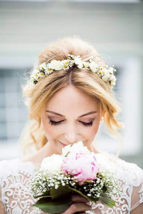 Blumenkranz Haare Hochzeit
 Die 25 besten Ideen zu Blumen Kopfschmuck auf Pinterest