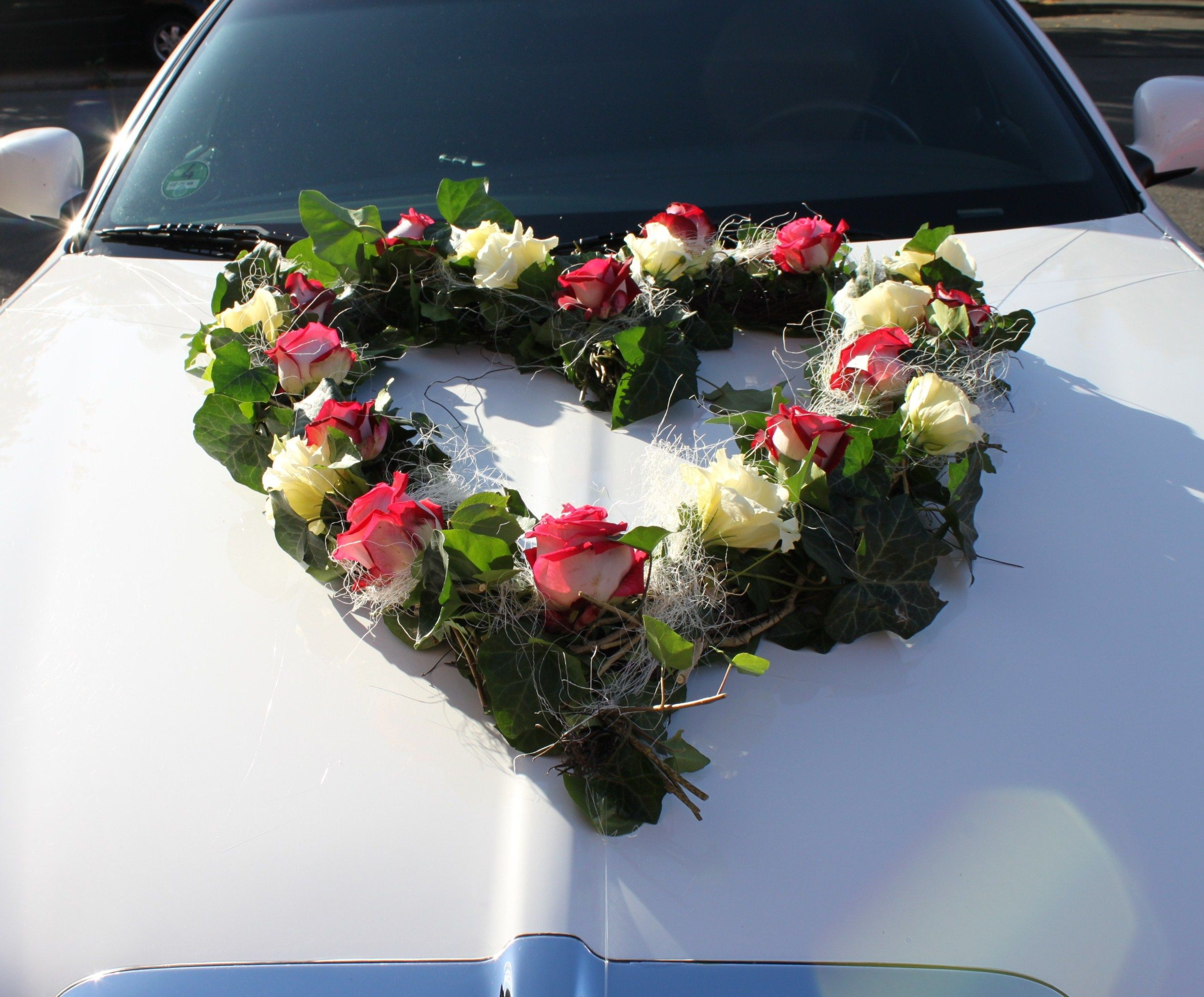 Blumenschmuck Auto Hochzeit
 Blumen Herz auf der Motorhaube zur Hochzeit