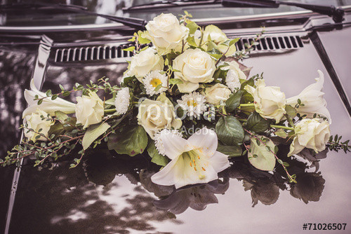 Blumenschmuck Auto Hochzeit
 "Blumenschmuck Auto Hochzeit Gesteck" Stockfotos und