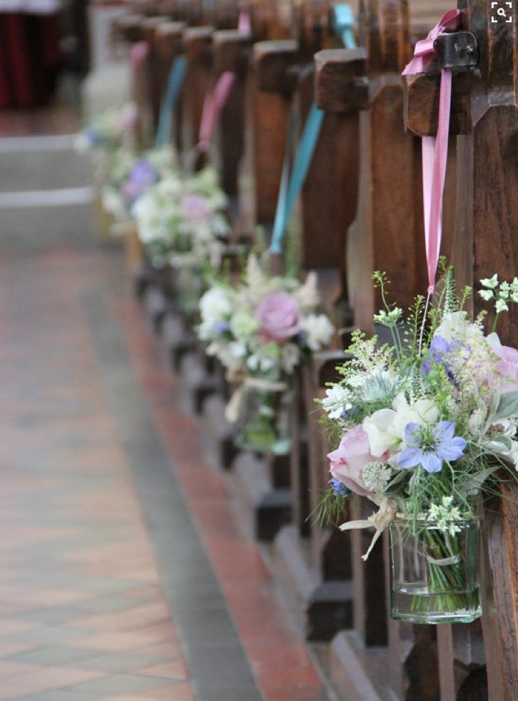 Blumenschmuck Hochzeit
 Kirchendekoration Gangdekoration Blumen in kleinen Vasen