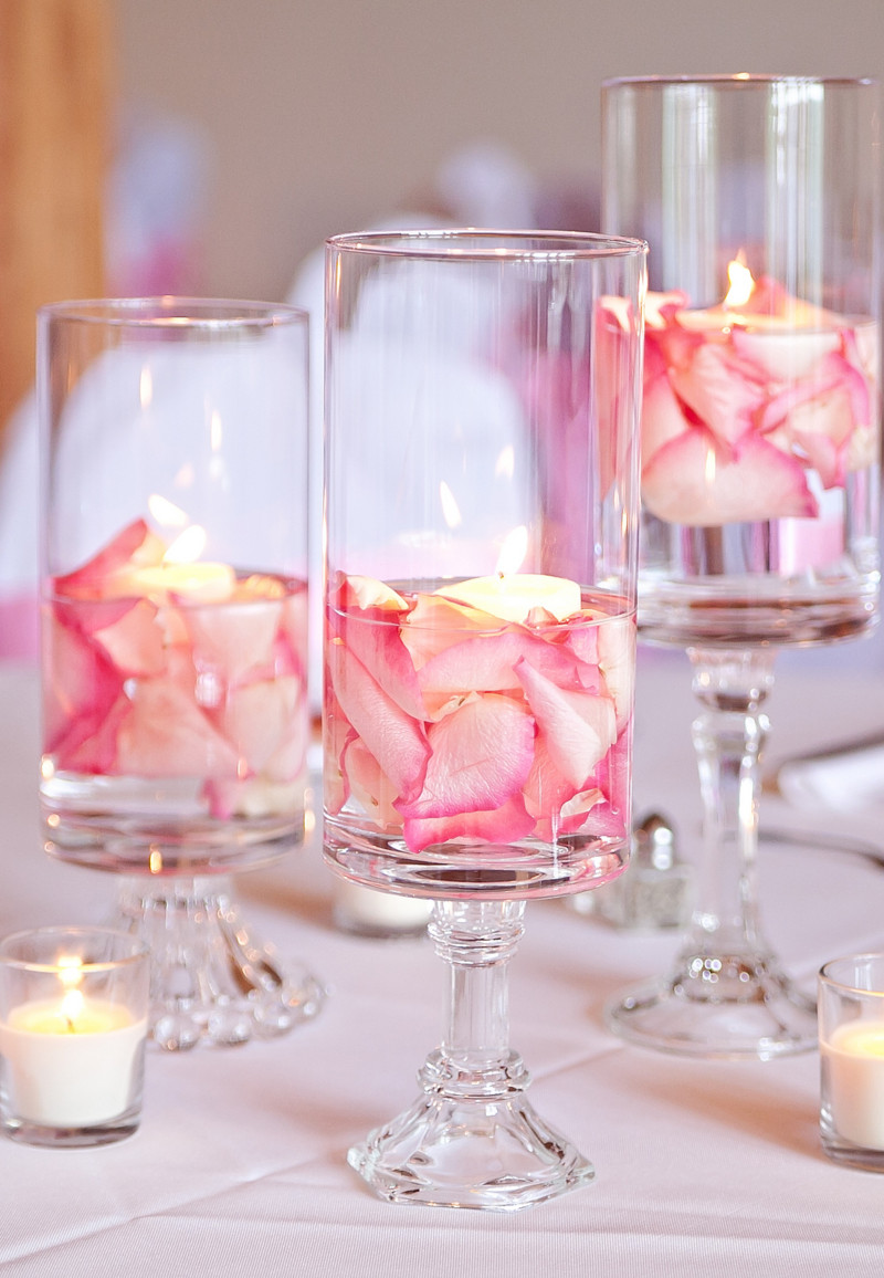 Blütenblätter Hochzeit
 Hochzeit Tischdeko Schwimmkerzen und Rosen Blütenblätter