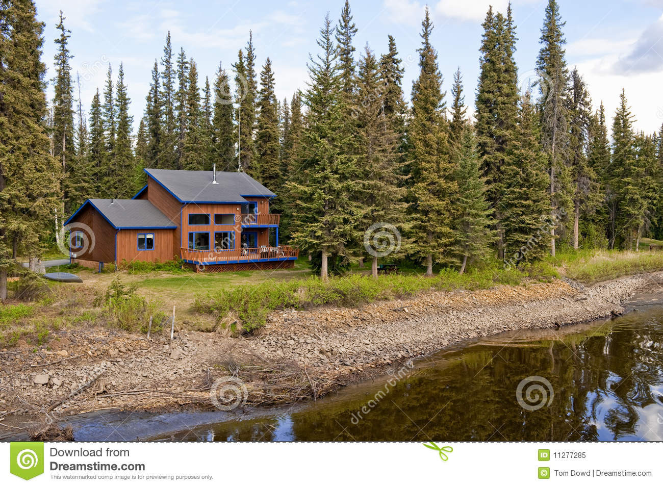 Bos Haus
 Huis in bos door rivier stock afbeelding Afbeelding