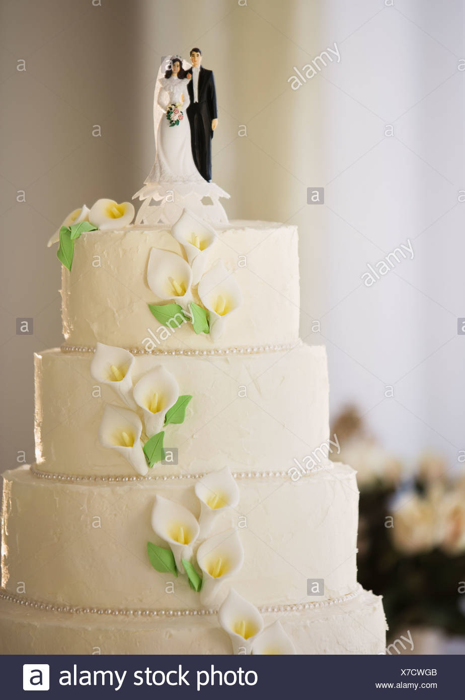 Brautpaar Hochzeitstorte
 Hochzeitstorte mit Brautpaar Figuren Stockfoto Bild