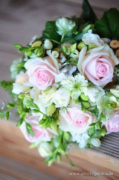 Brautstrauß Creme
 Brautstrauss mit rosefarbenen Rosen und verschiedenen