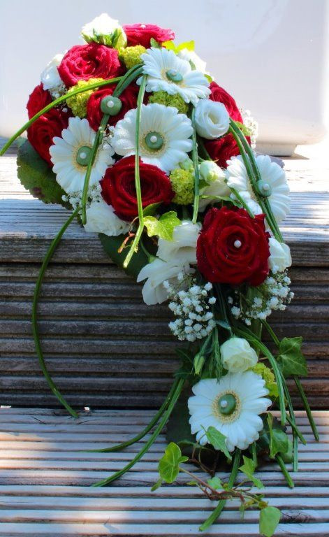 Brautstrauß Gerbera
 Abfließender Brautstrauß mit roten Rosen Gerbera und