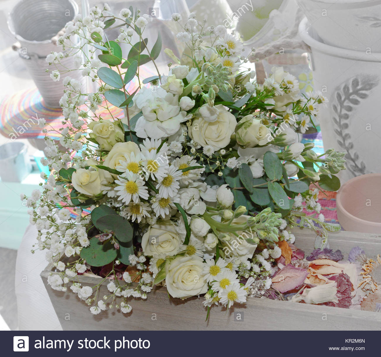 Brautstrauß Hortensien Und Rosen
 Foto von einer fließenden alle weiß Brautstrauß mit