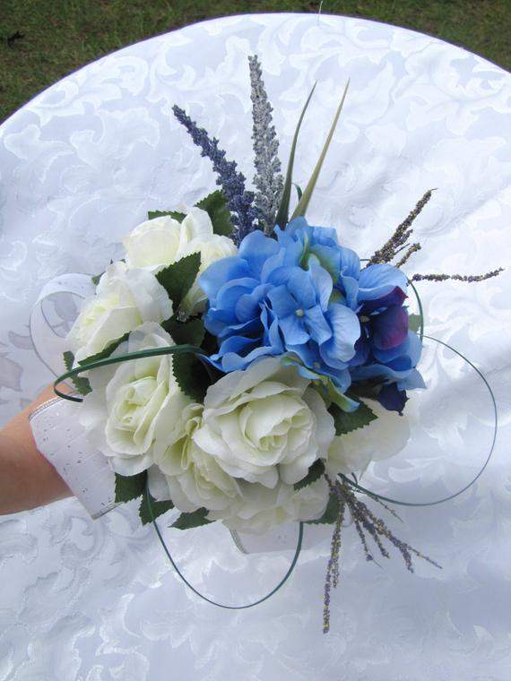 Brautstrauß Lavendel
 10 Runder Brautstrauss Lavendel blau und weiß weiße