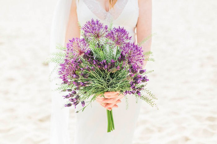 Brautstrauß Mai
 Brautstrauß mit lila Allium