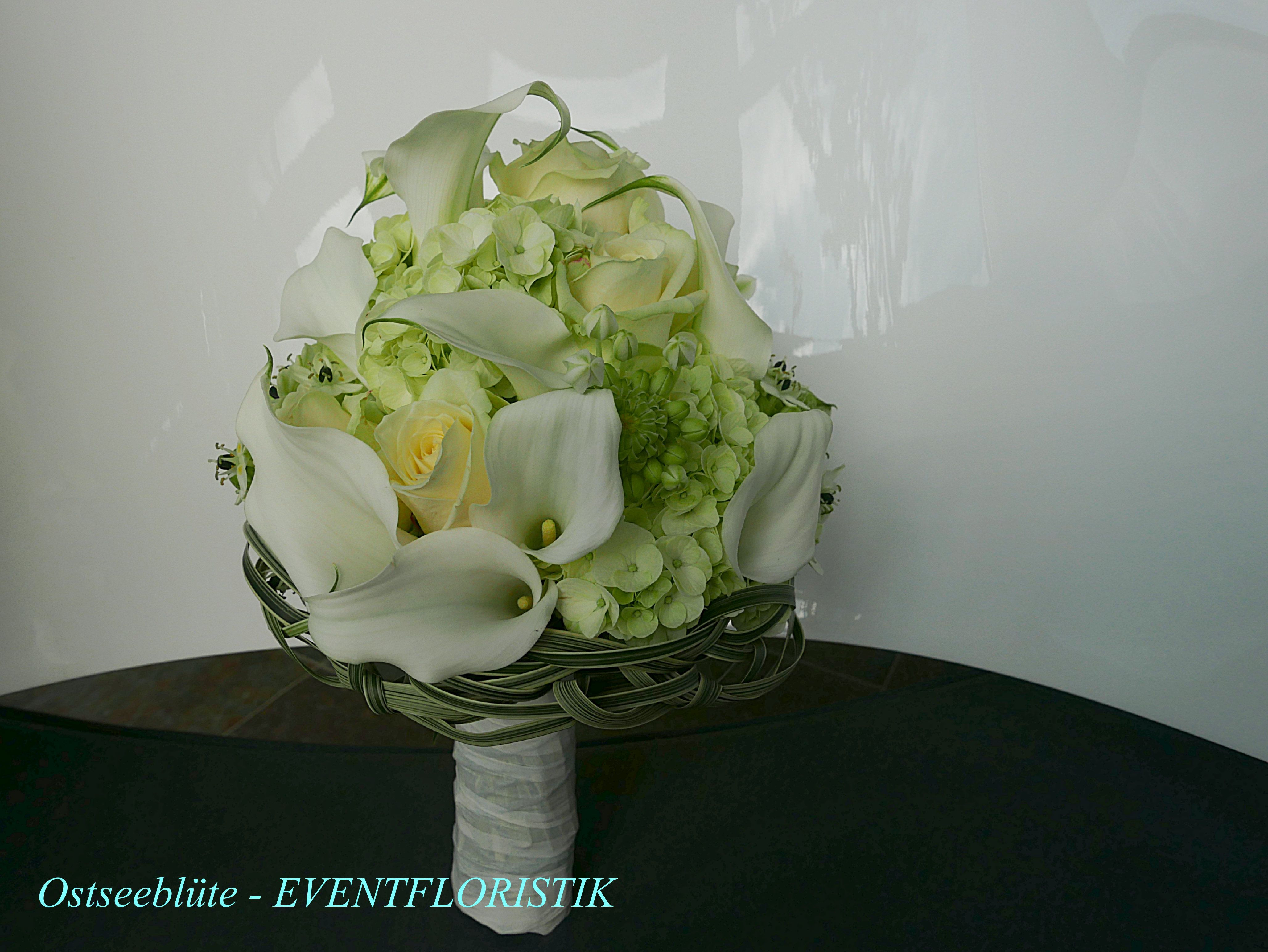Brautstrauß Modern
 Brautstrauß modern klar in weiß grün mit Hortensien