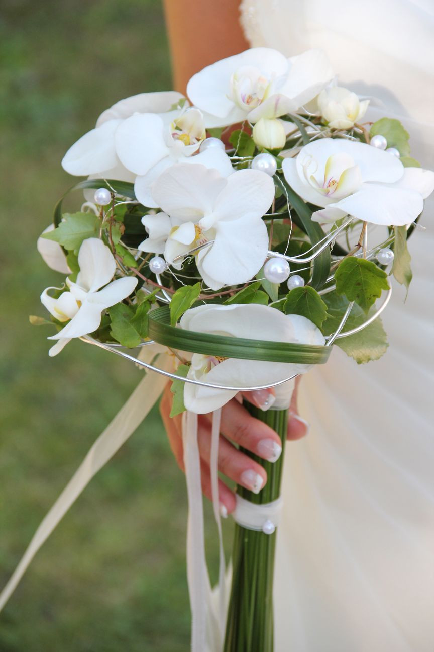 Brautstrauß Modern
 Wunderschöner Brautstrauss aus weissen Orchideen