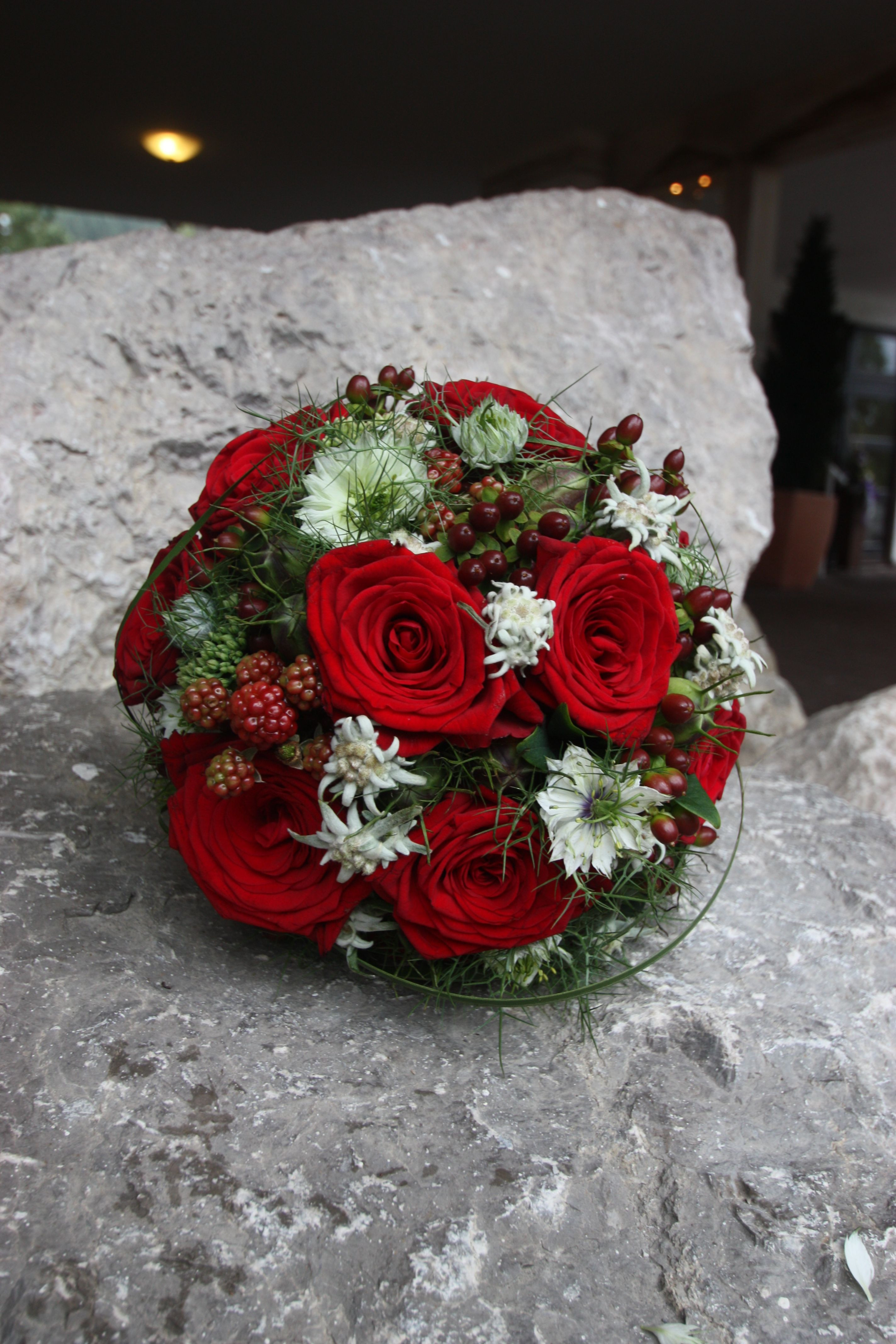 Brautstrauß Rote Rosen
 Rosenrot und Edelweiss Sommerlich eleganter Brautstrauß