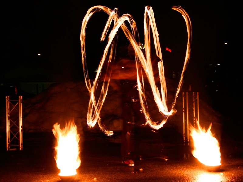 Brennendes Herz Hochzeit
 Feuershow Solo Profi Feuerspucker Feuerkünstler