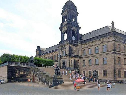 Brühlsche Terrasse Dresden
 Finanzen – Bewegung in Diskussion um Aufzug für Brühlsche