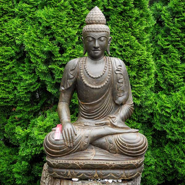 Buddha Figur Garten
 Sitzende Buddha Figur mit Mönchsrobe Garten Fluss Stein
