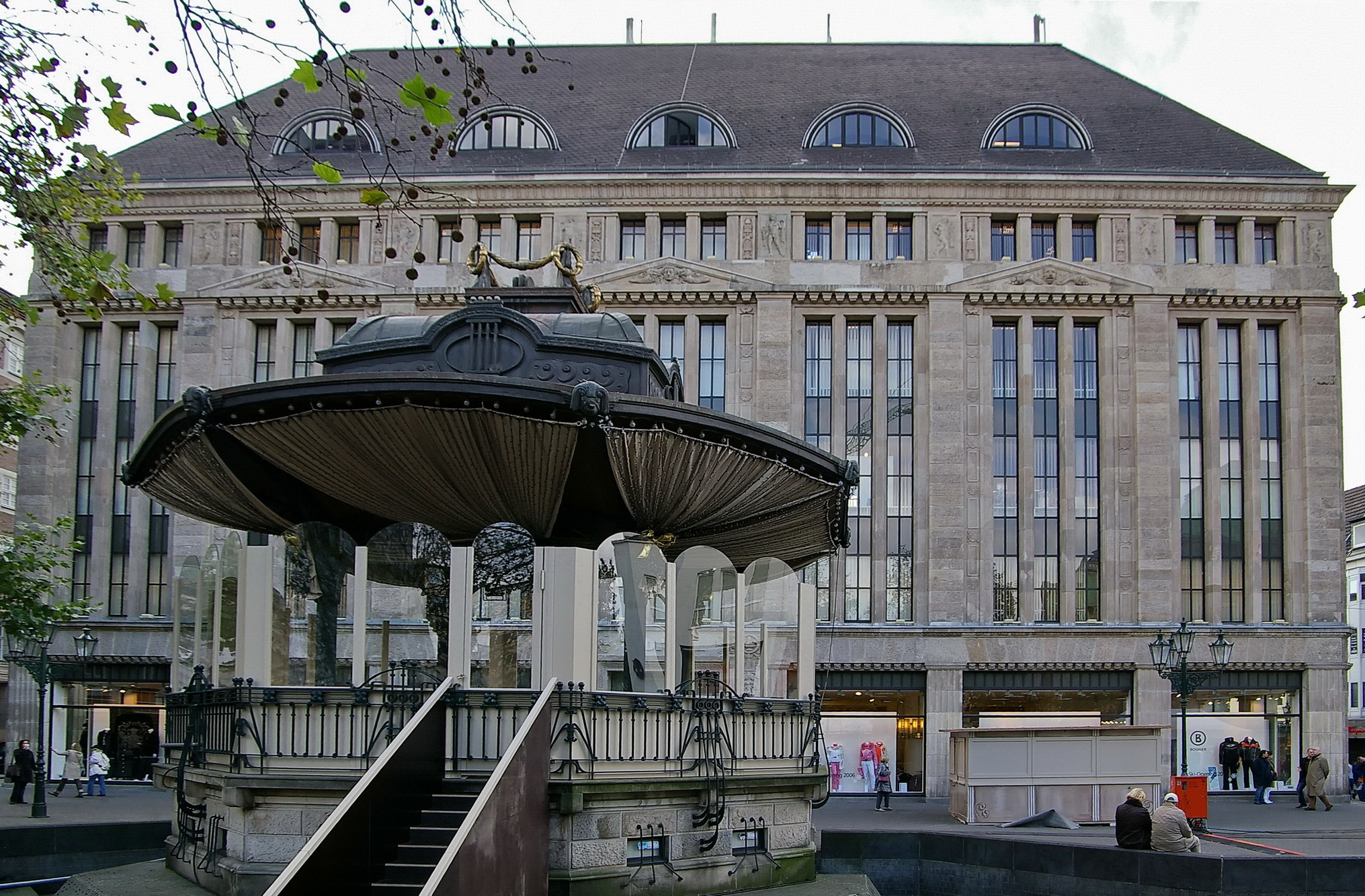 Carsch Haus Düsseldorf
 File Carsch Haus Düsseldorf mit Pavillon Wikimedia