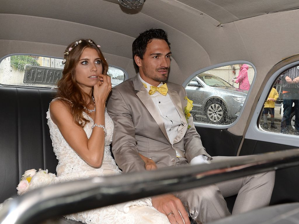 Cathy Hummels Hochzeit
 Ernste Mienen beim Brautpaar Das sind Frau & Herr Hummels