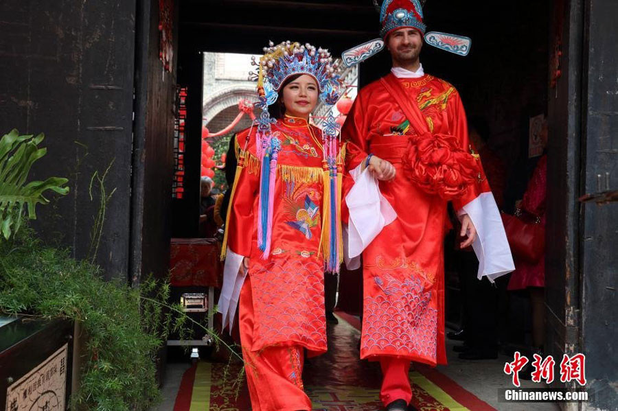 Chinesische Hochzeit
 Chinesisch Französisches Brautpaar feiert Hochzeit im