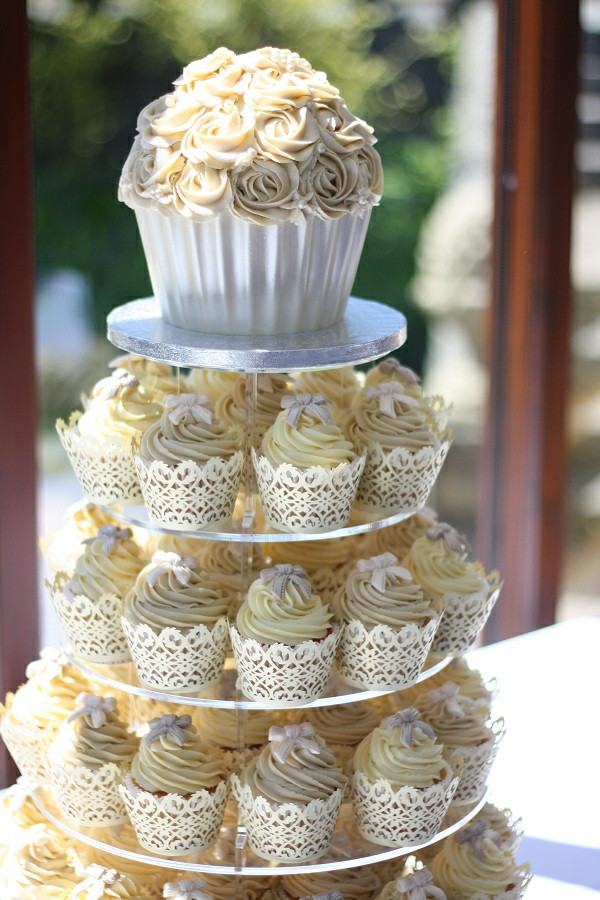 Cupcake Torte Hochzeit
 Hochzeits Cupcakes wunderschöne Beispiele Archzine
