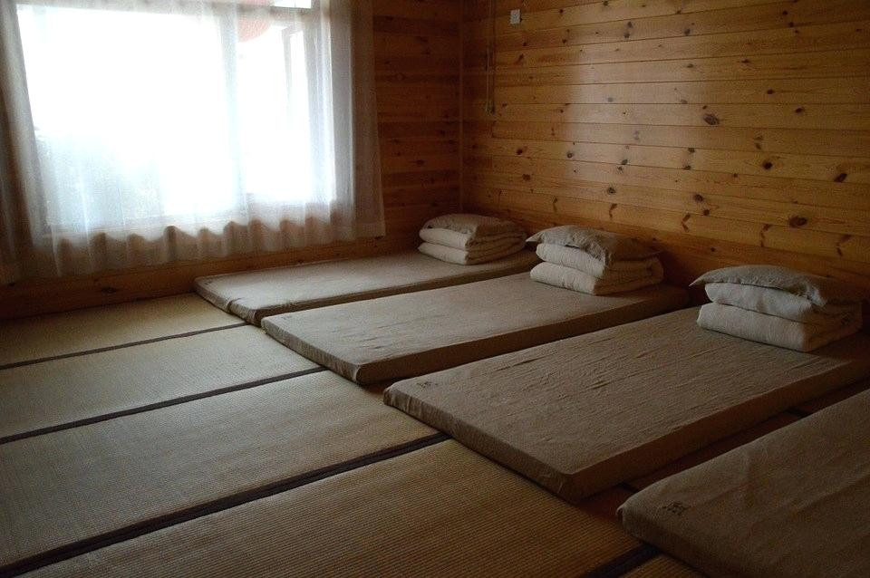 Decke Englisch
 Platzsparende Raumlasung Bett An Die Decke Hangen Bett An