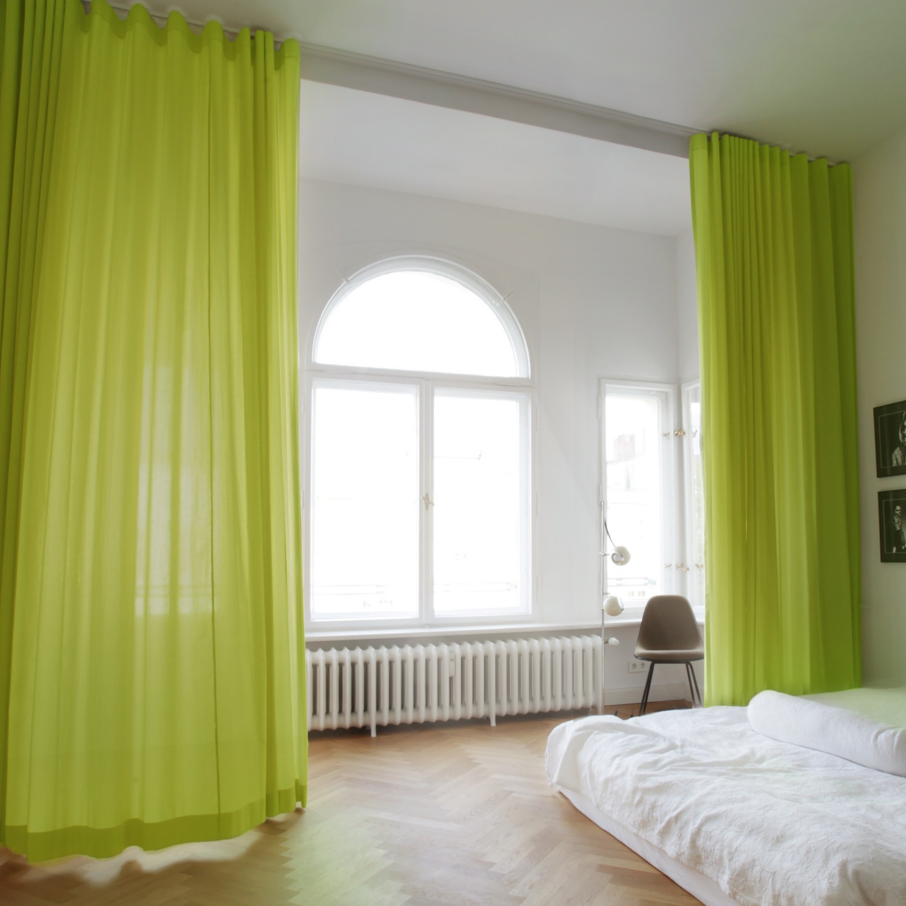 Deckenschiene Vorhang
 Grüner Vorhang Adele mit Deckenschiene Linus the curtain