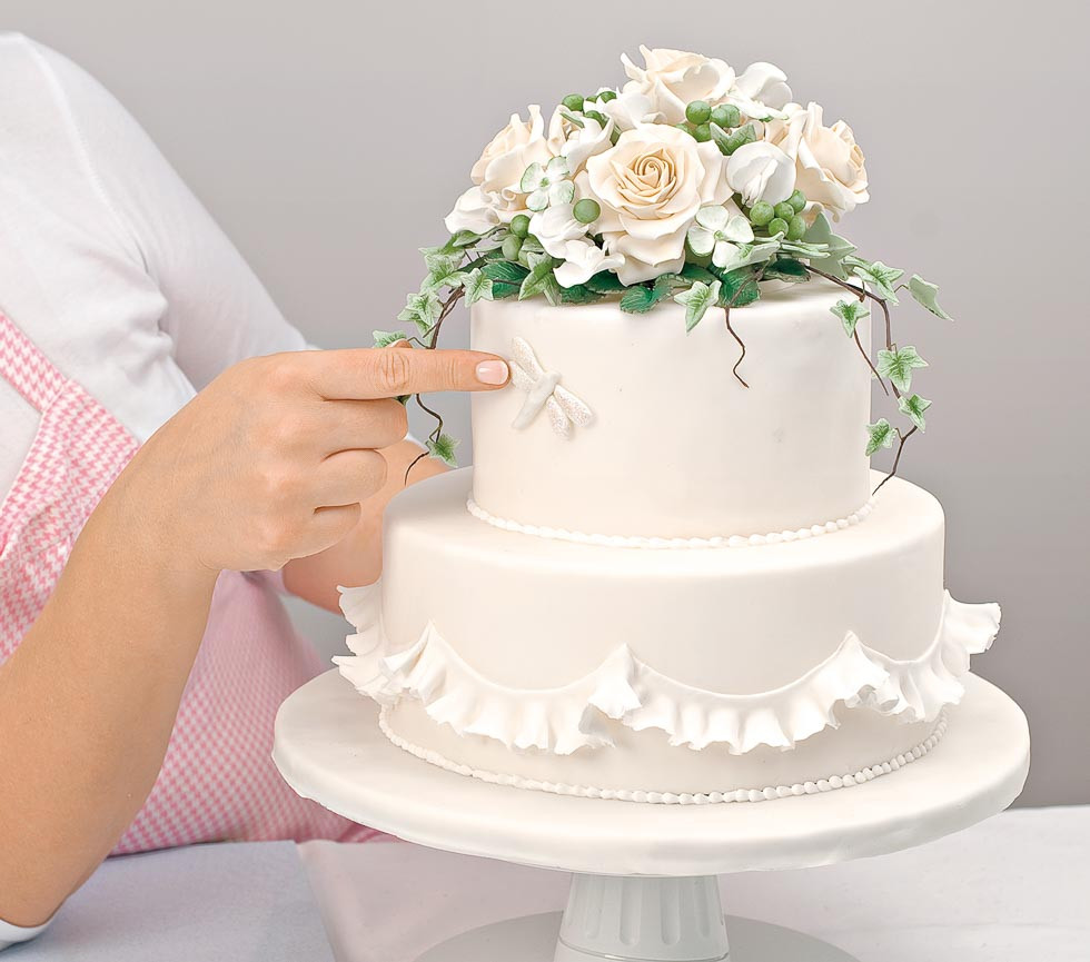 Deko Hochzeitstorte
 Hochzeitstorte dekorieren Rosen und Wicken aus Fondant