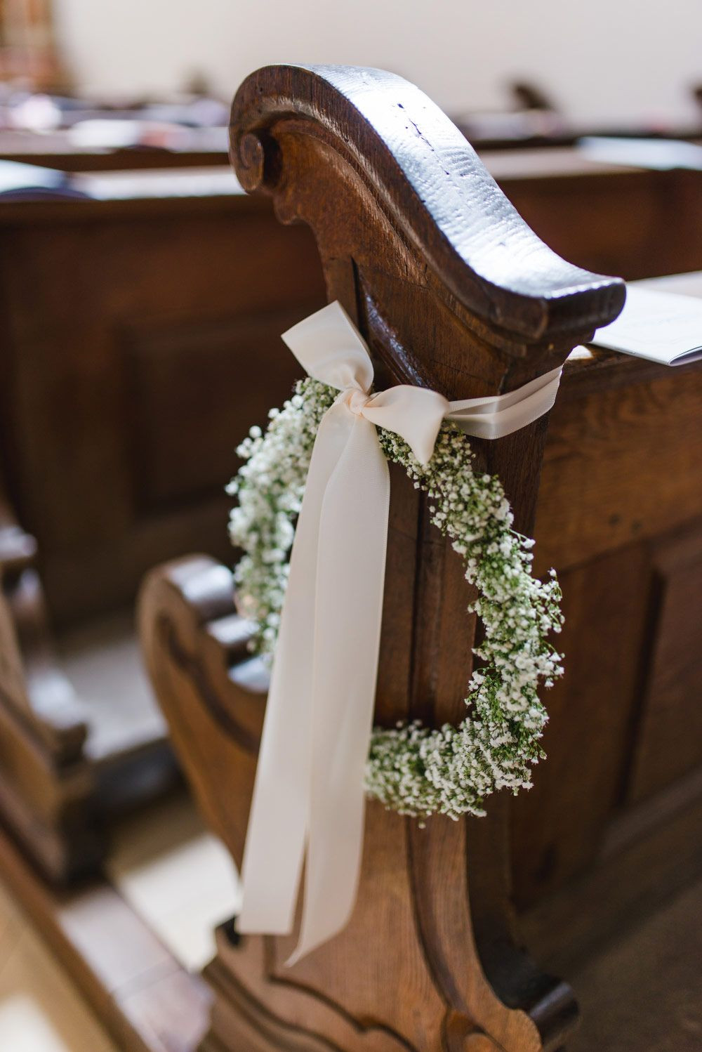 Deko Kirchenbänke Hochzeit
 Dekoration für Trauung in der Kirche mit einem Kranz