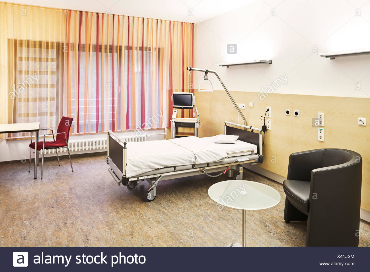 Der Tisch
 Krankenbett Stock s & Krankenbett Stock Alamy