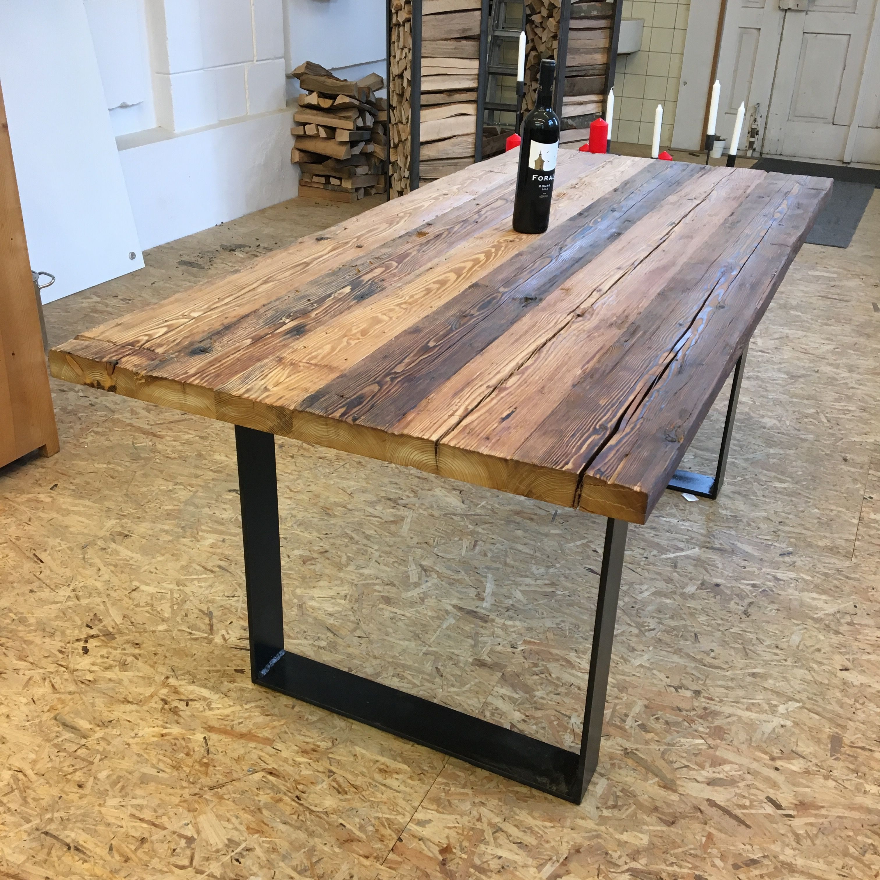 Der Tisch
 tavolo der Tisch aus Altholz und Stahl aus der