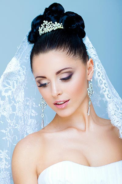 Diadem Hochzeit
 Brautfrisur mit funkelndem Diadem und Schleier