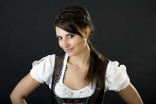 Dirndl Frisuren Anleitung Mittellange Haare
 Frisuren zum Dirndl LANDHAUSSTYLE – Mode Wohnen Garten Shops