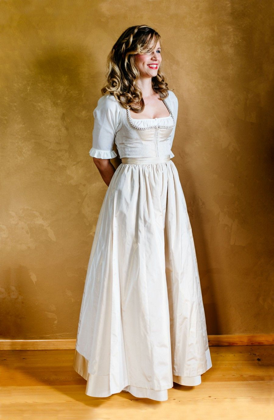 Dirndl Hochzeit
 Brautdirndl in zartem Champagner