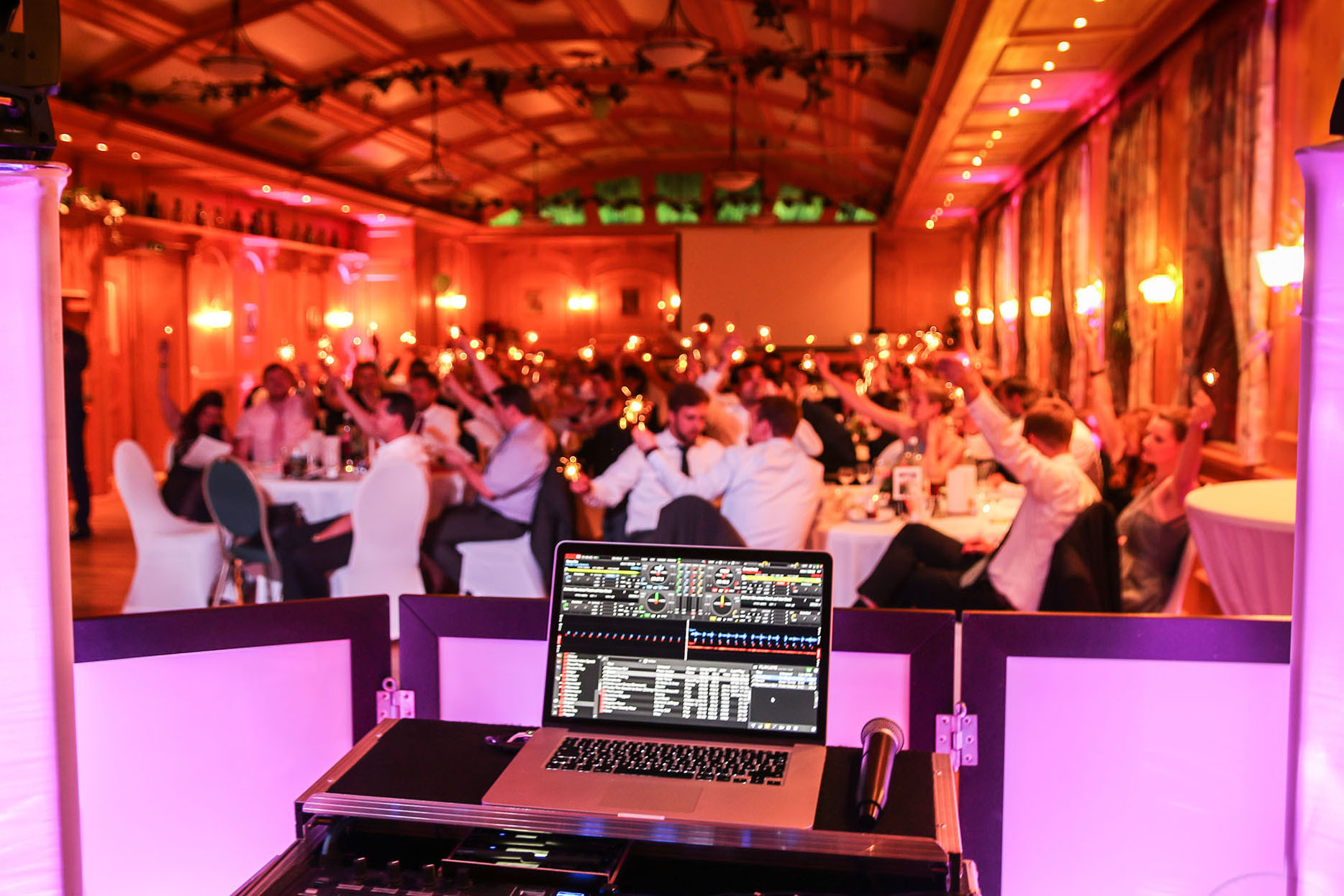 Dj Hochzeit
 hochzeit – First Class DJ Service – Hochwertiger und